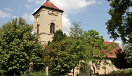 Das Bild zeigt die Dorfkirche Fahrland