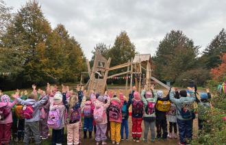 Kinder jubeln zur Spielplatzeröffnung von-Stechow-Straße in Fahrland