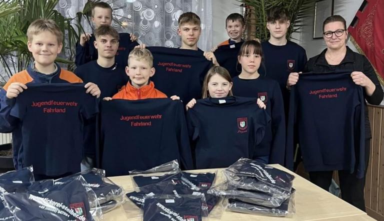 Jugendfeuerwehr Fahrland die Jugendfeuerwehr zeigt ihre neuen T-Shirts