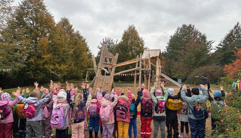 Kinder jubeln zur Spielplatzeröffnung von-Stechow-Straße in Fahrland